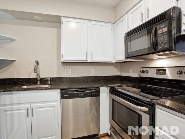 Foto del edificio - 2 Bedroom Condo with Garage