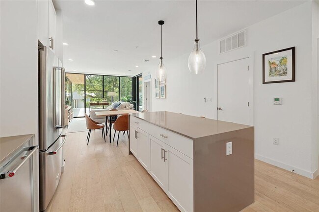 Foto del edificio - 1600 S 1st St