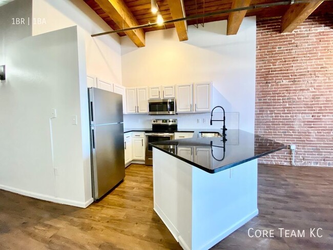 Building Photo - Spacious 1 Bed + Den Loft For Rent in the ...