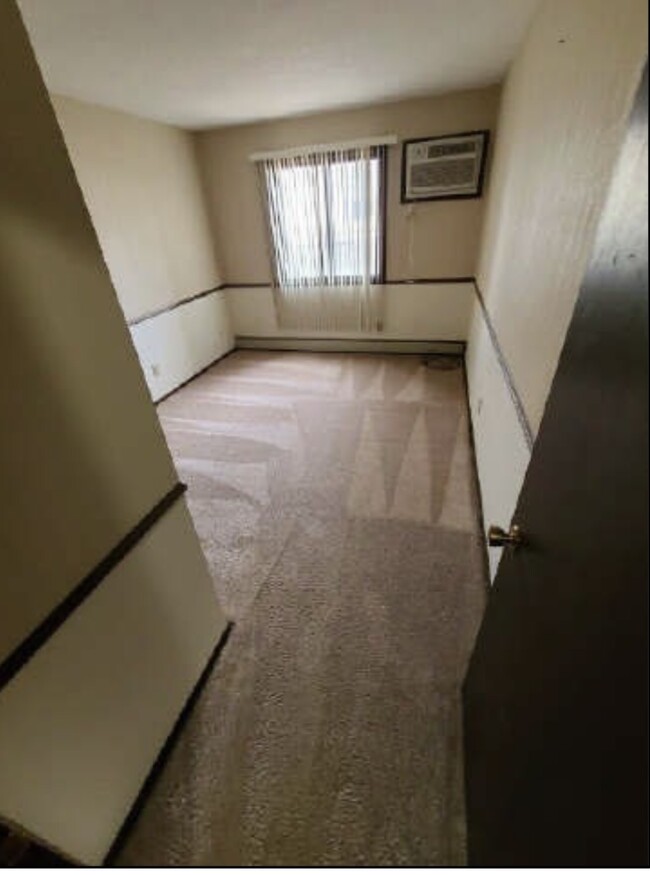 Typical bedroom - 1401 W 6th St