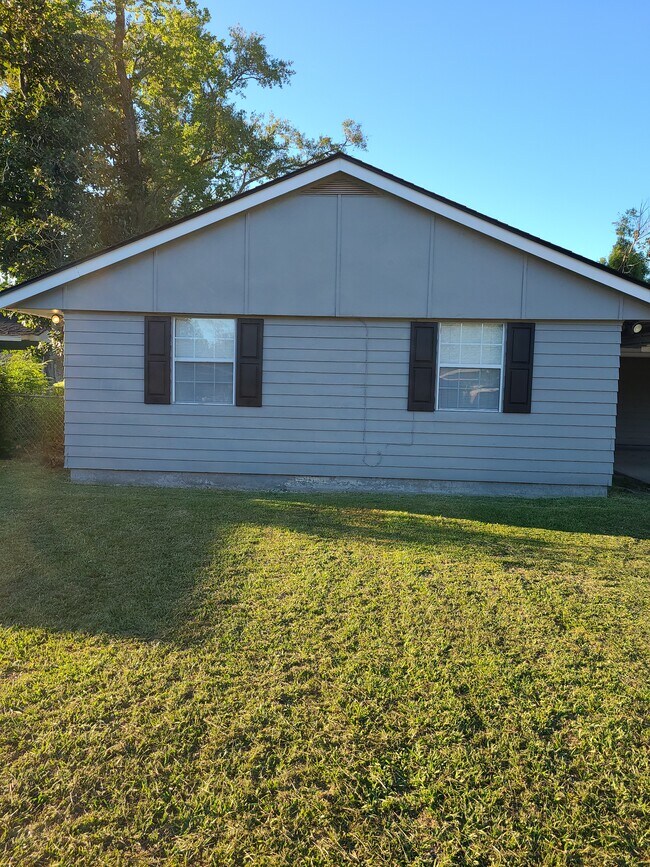 Building Photo - 1600 Meadow Dr