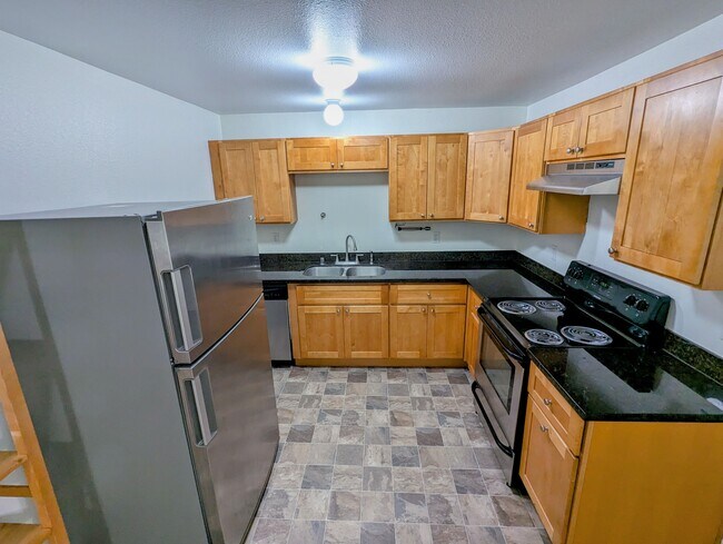 Building Photo - 2 Bed/1 Bath House - 5 min to Lakewood Towne Cntr w/ fenced back