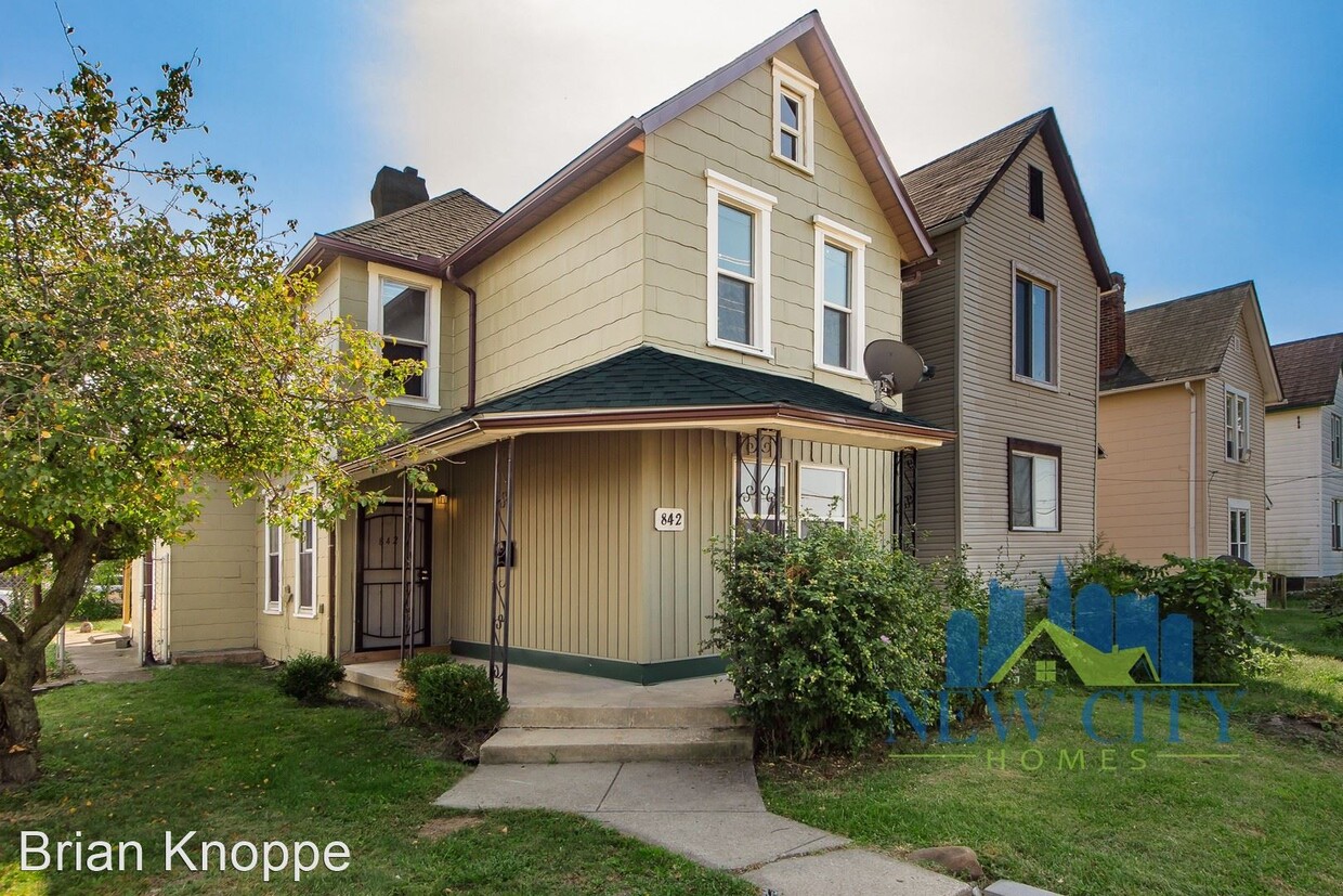 Foto principal - 4 br, 2 bath House - 842 St. Clair Ave