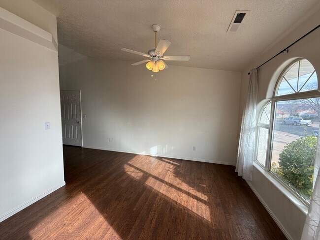 Foto del edificio - Tri-Plex End Unit