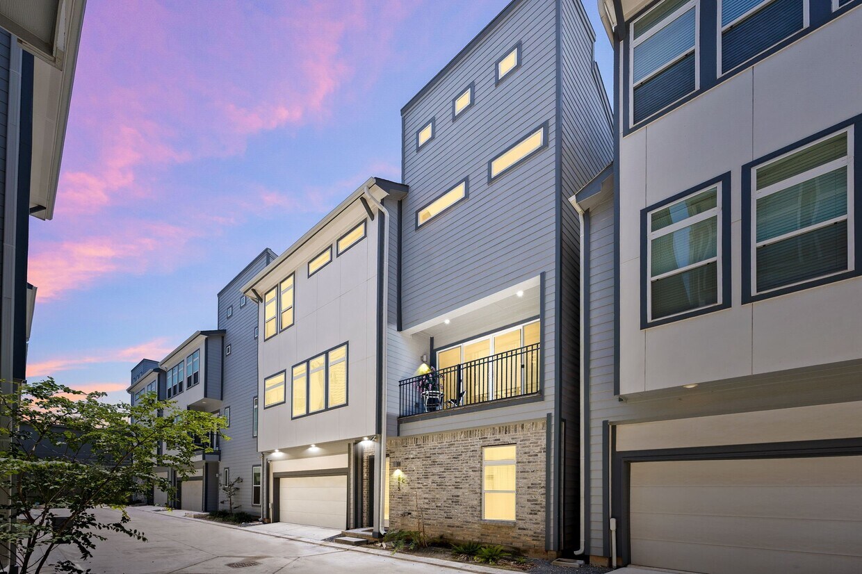 Foto principal - 5815 Fairdale Ln