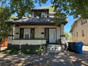 Building Photo - 921 Princeton Ave S