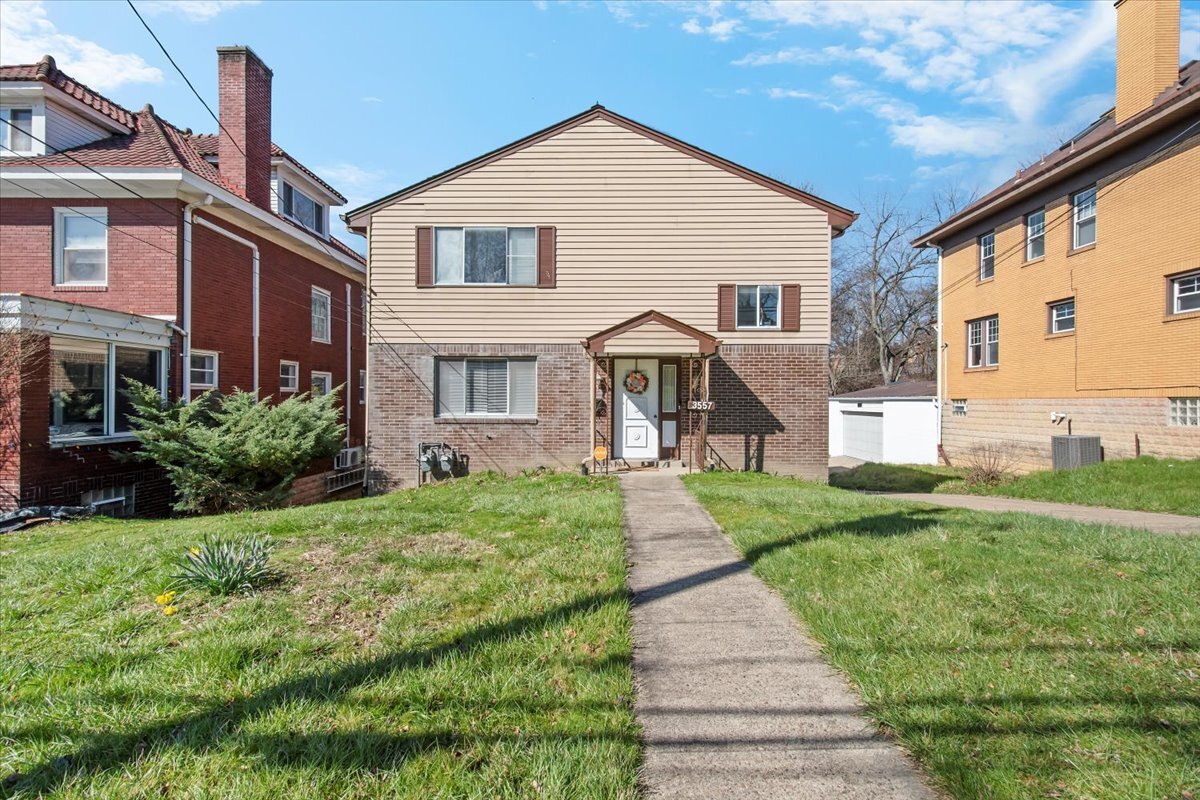 Foto principal - 3555 McClure Ave