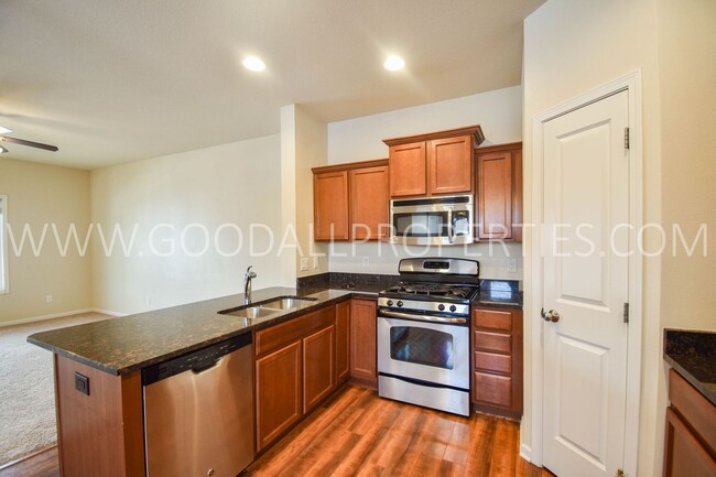 Foto del edificio - 3 Bed 2.5 bath end unit Townhome!