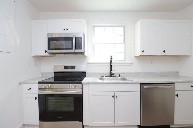 Building Photo - Charming Cape Style Home for Rent!