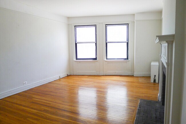 Foto del edificio - 8905 E Jefferson Ave