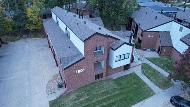 Building Photo - Luxurious 2-Bedroom Apartments with Modern Flair and Parkside Living!