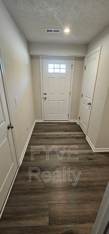 Foto del edificio - 212 Raintree Ln