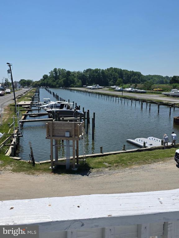 Foto del edificio - 5230 Breezy Point Rd
