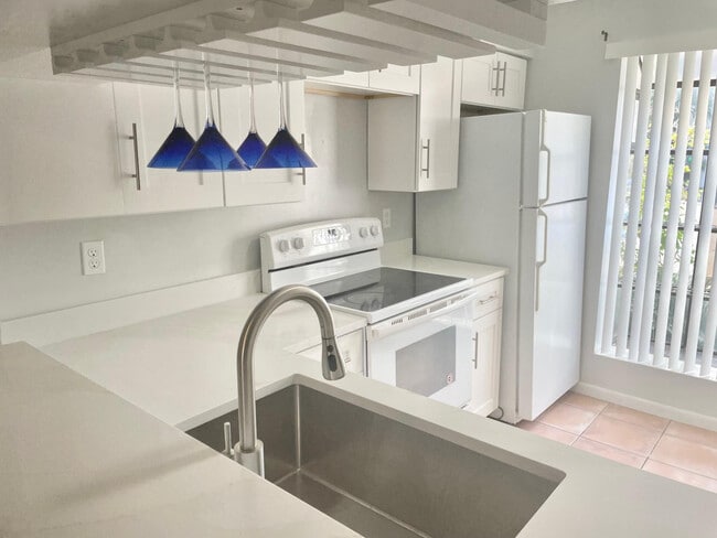 Building Photo - 2700 S Oakland Forest Dr