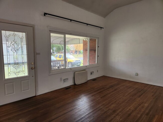 Building Photo - Spacious Home in Great Neighborhood