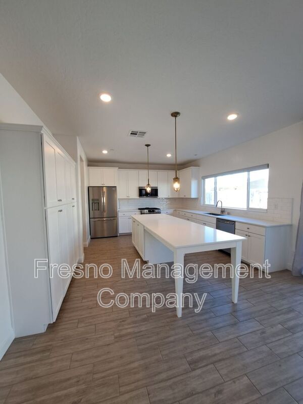Building Photo - 911 Blue Oak Lane W