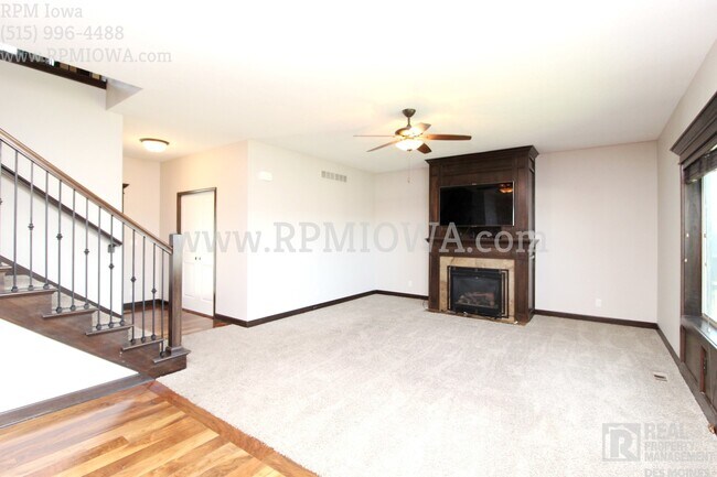 Foto del edificio - OVER 2000 SQ FT!!   5 Bedroom, 3.5 Bath Home in Urbandale