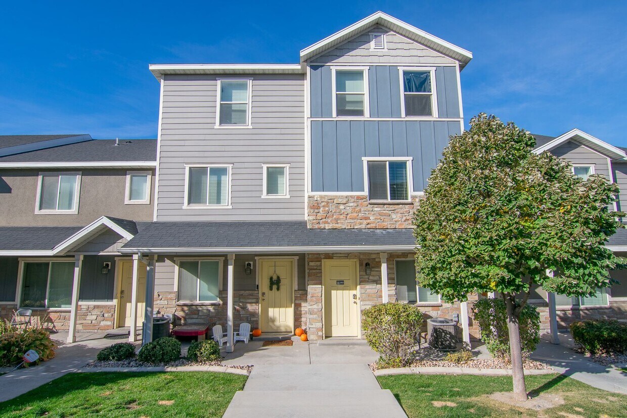 Primary Photo - Charming 3-Story Townhomes in Edgewater in...