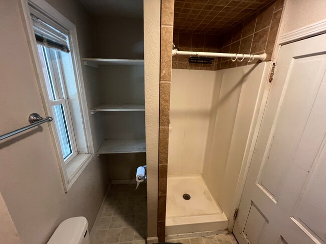 Building Photo - 724 King St