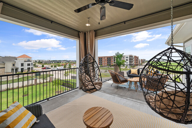 Patio cubierto de gran tamaño en el tercer piso - Tribeca Townhomes