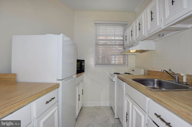 Foto del edificio - 3051 Idaho Ave NW