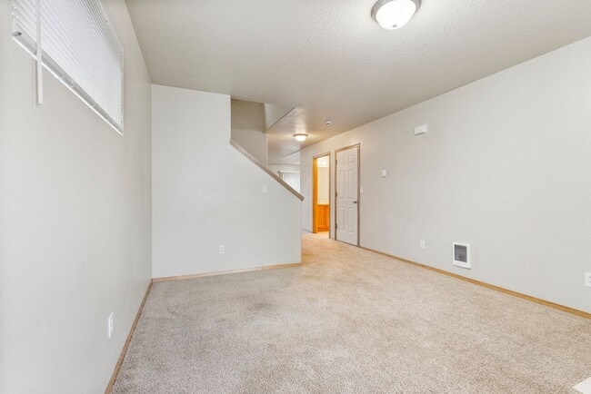 Building Photo - 4 bed, 2.5 bathroom House available