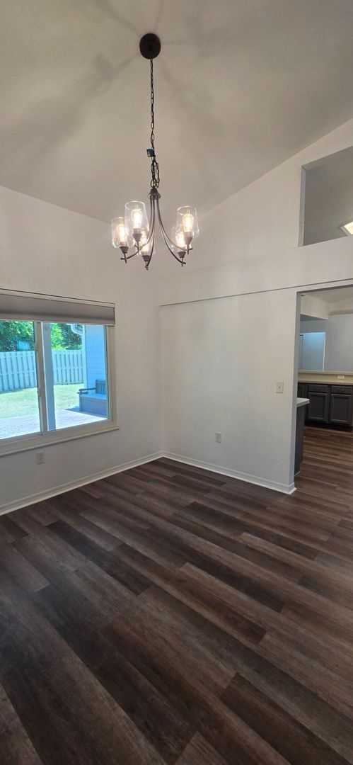 Foto del edificio - Welcome to this beautiful 4-bedroom, 2-bathroom in Eagle Point