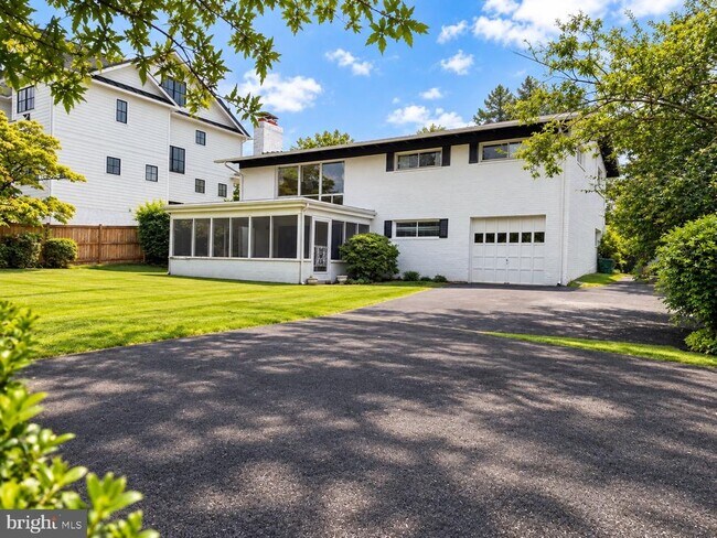 Foto del edificio - 1605 Woodmoor Ln