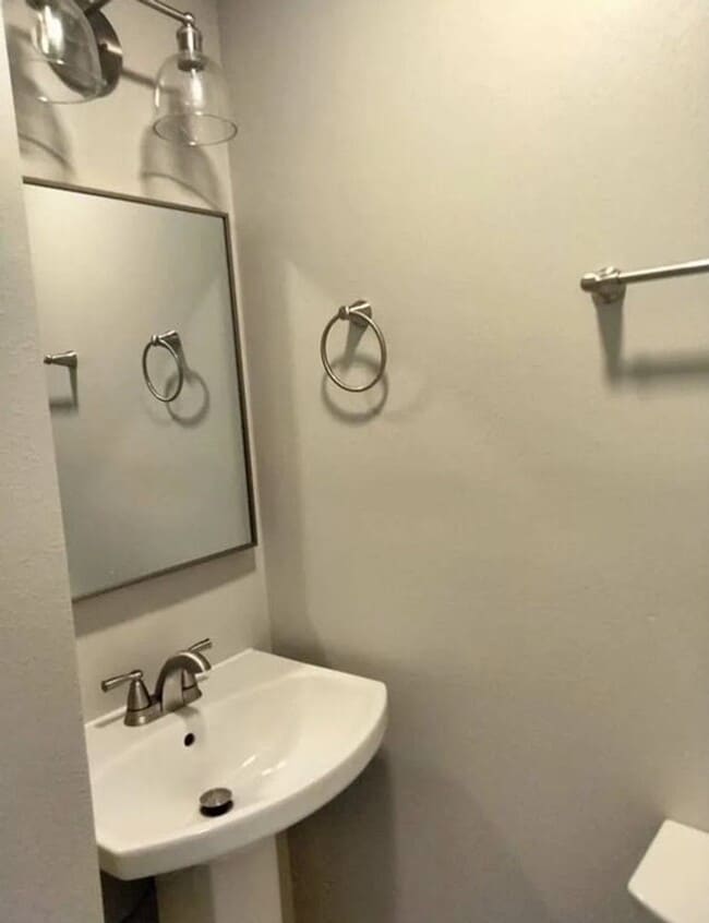 Foto del edificio - Charming 1 Bedroom/1.5 Bath Apartment With Loft