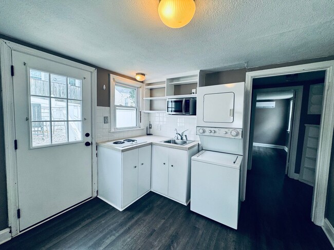 Building Photo - Adorable Cottage