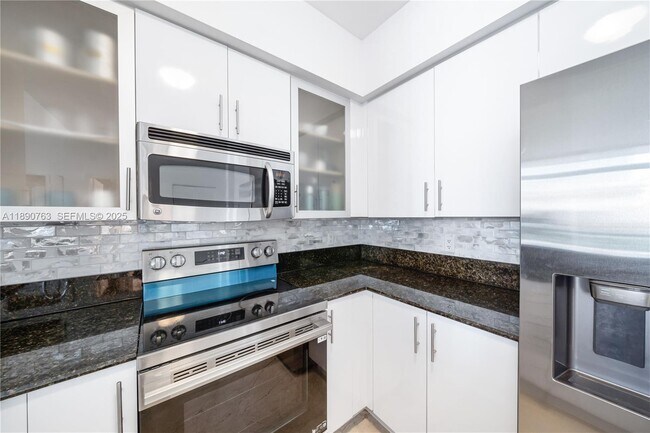 Foto del edificio - 7900 Harbor Island Dr