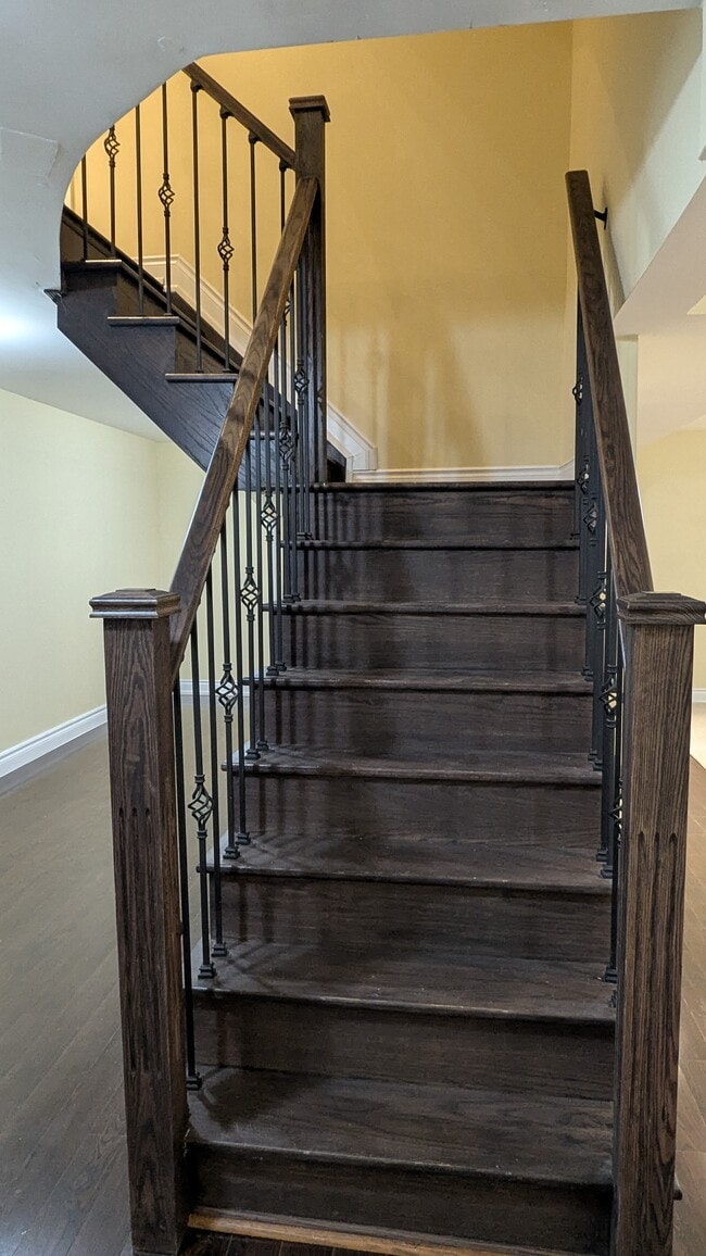 Building Photo - 560 Dahlia Cres