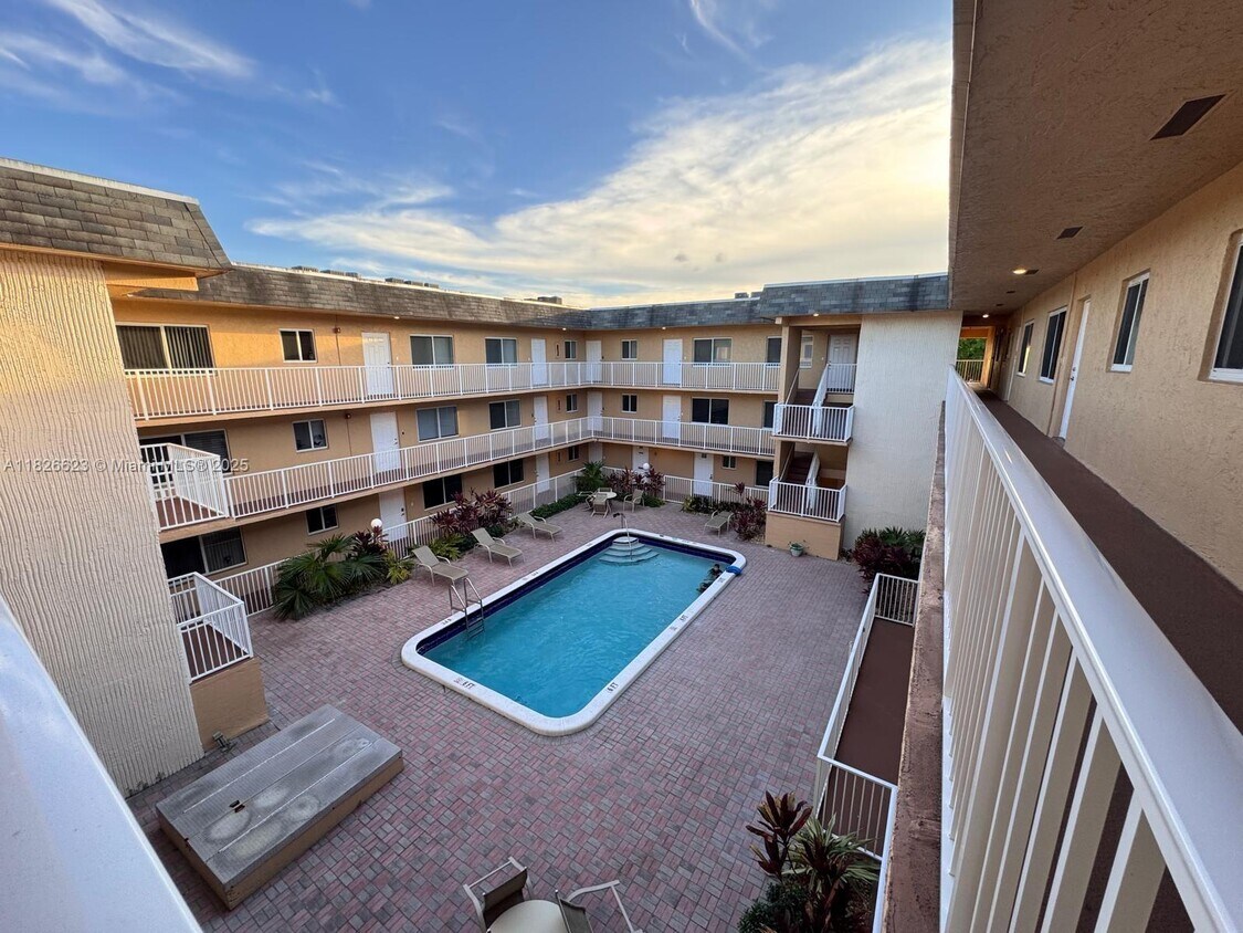 Foto principal - 7910 Taft St