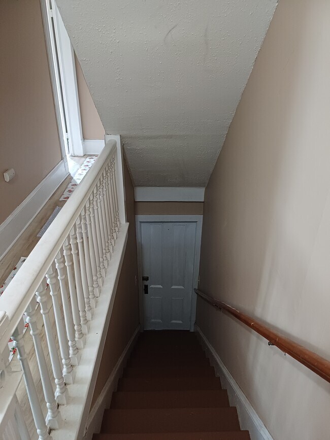 Escaleras - 302 14th St