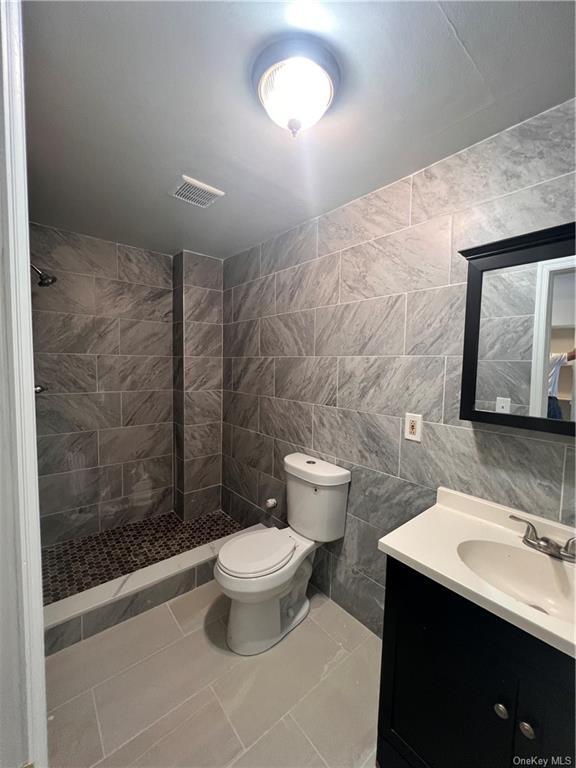 Building Photo - 18 Davis Ave