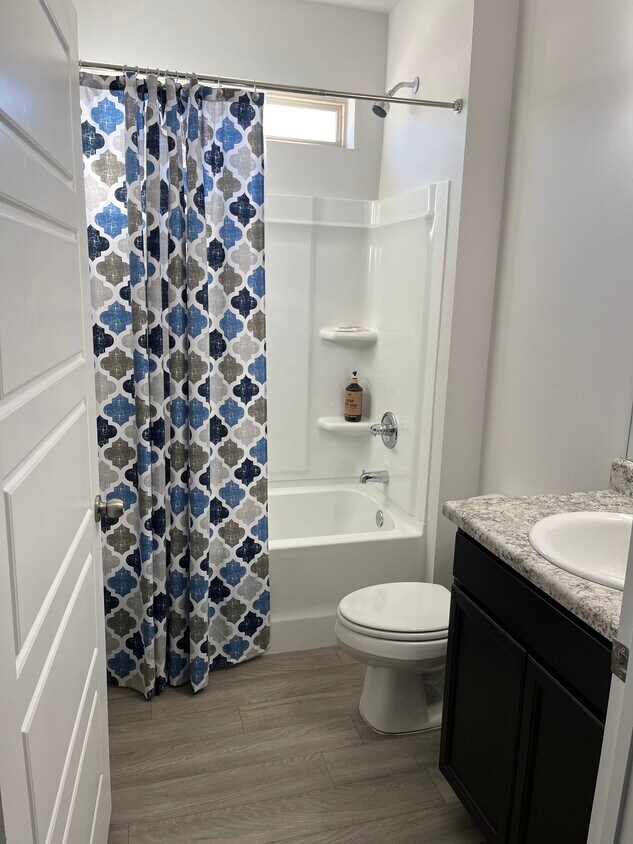 Foto del edificio - 313 Farmingdale Ln