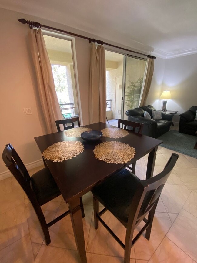 Foto del edificio - Beautiful Fully Furnished 1 bedroom just b...