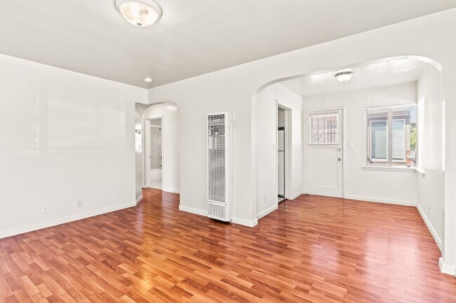 Foto del edificio - Renovated 1-Bedroom with Gated Parking & Garbage Paid!