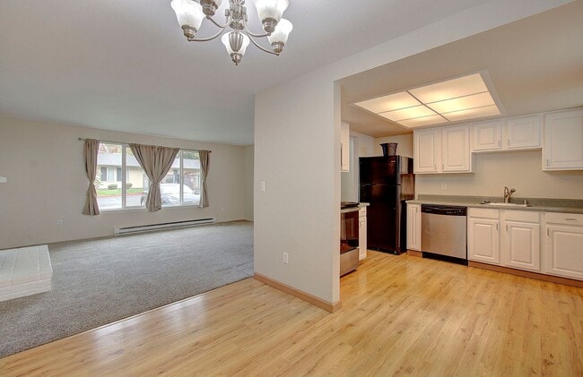 Building Photo - Charming 2 bdrm, 1 bath in Maplewood Neigh...