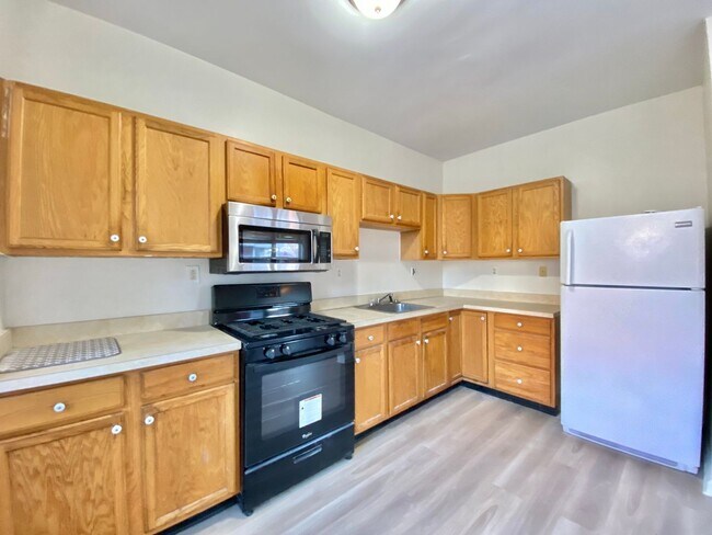 Foto del edificio - 3 bed/1.5 bath HOUSE with 2 parking spots ...