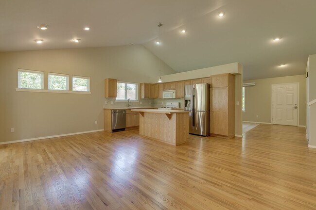 Building Photo - Shoreline Rambler Available NOW! 4 Bed 2 Bath w/spacious backyard!