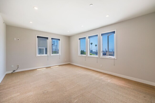 Foto del edificio - LUXURIOUS-CONTEMPORARY TOWNHOUSE W/ AMAZIN...