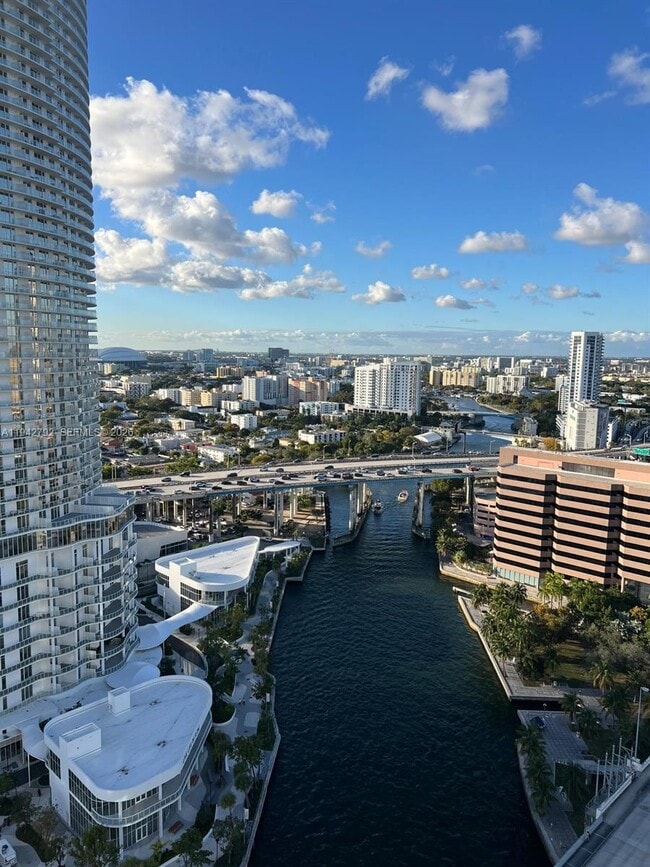 Foto del edificio - 185 SW 7th St