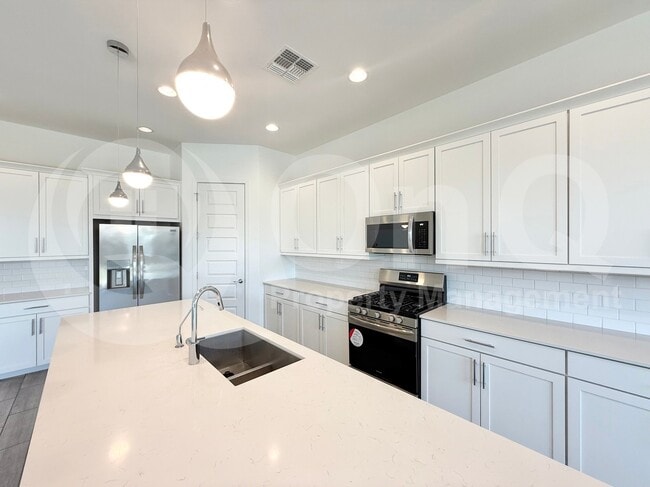Building Photo - 5550 S Arizona Pl