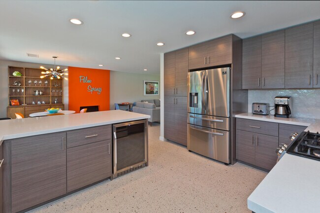 Building Photo - 1356 San Mateo Dr