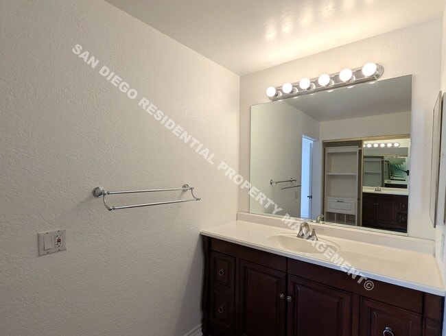 Building Photo - Stunning Corner Condo in the Heart of UTC