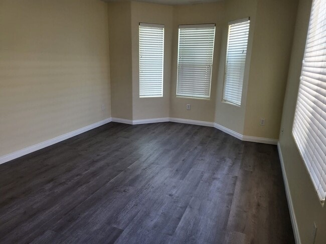 Building Photo - 3 Bedroom Single Family Home in Bakersfield