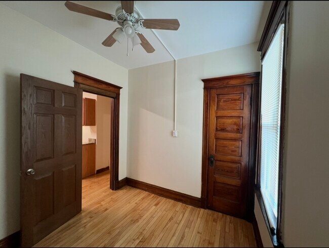 Dormitorio número uno con armario y ventilador de techo. - 3748 W Lyndale St