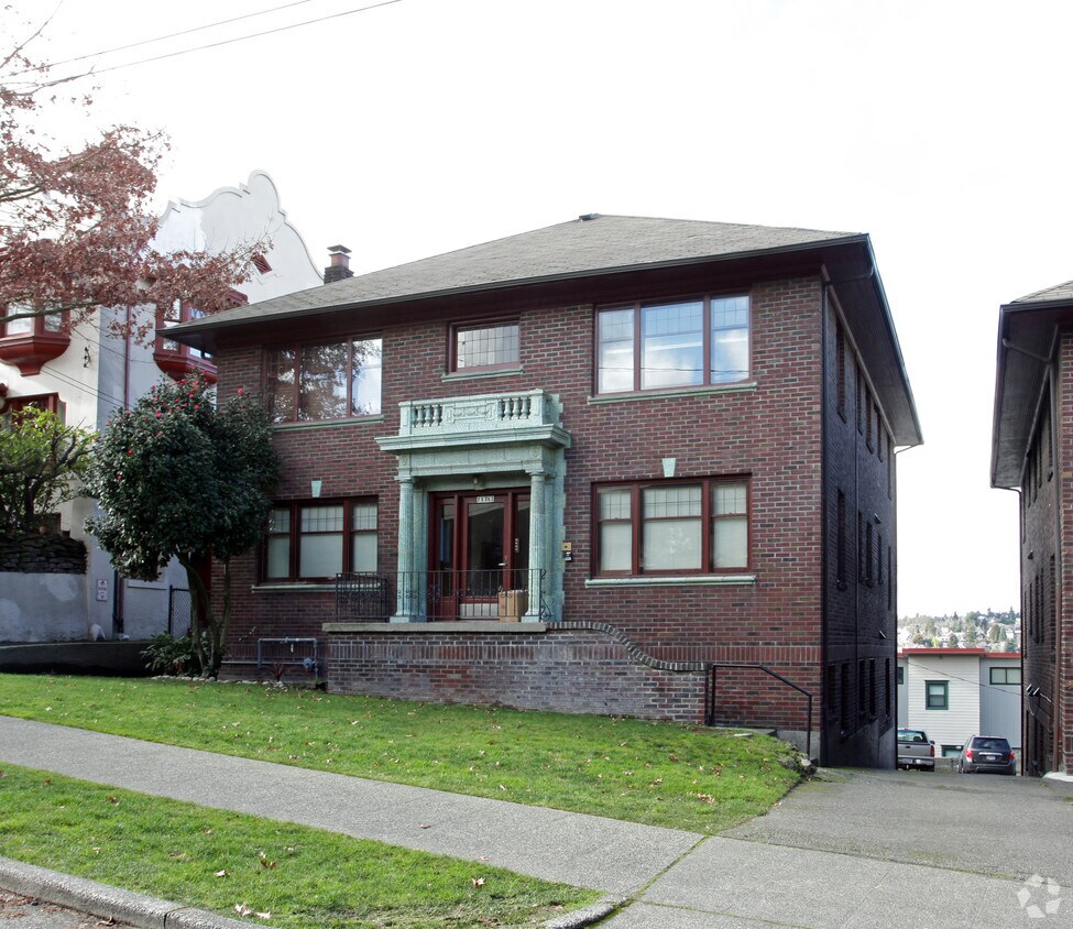 Building Photo - 2919 Franklin Ave E