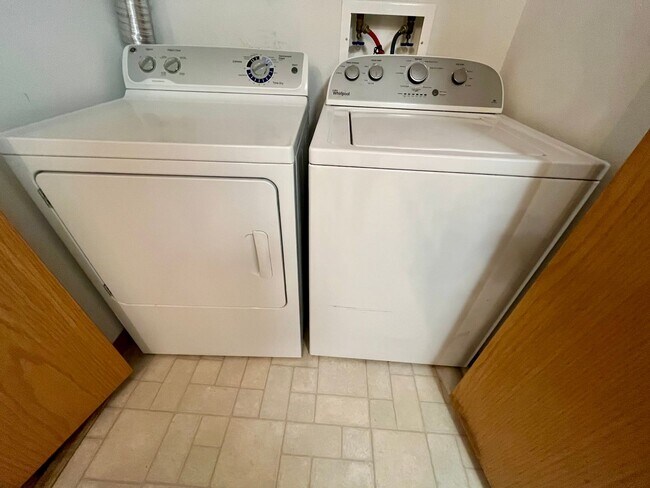 Foto del edificio - Updated 2 BR Condo in the Heart of Coralville! Available NOW!!!